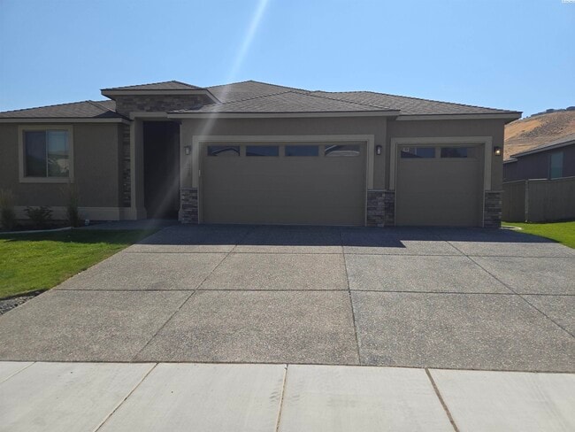 Building Photo - Spacious Rambler in South Richland with La... Rental