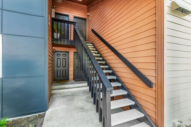 Photo - Large Remodeled 2bd, 1ba Condo Available i... Unit B8