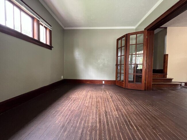 Photo - 614 E Broadway St