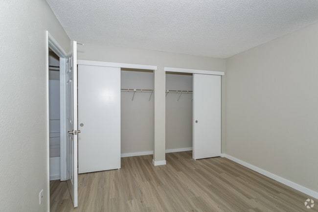 2BR, 1BA - 735 SF