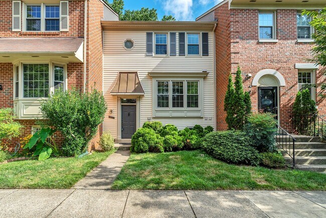 Building Photo - Very Charming 3 Bedroom And 2.5 Bathroom Townhouse With Private Deck In Country Creek