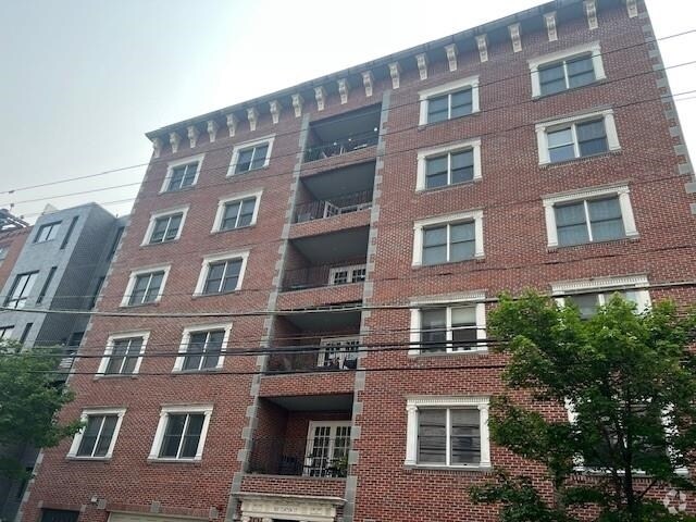 Building Photo - 1031 Clinton St Unit 2A Rental