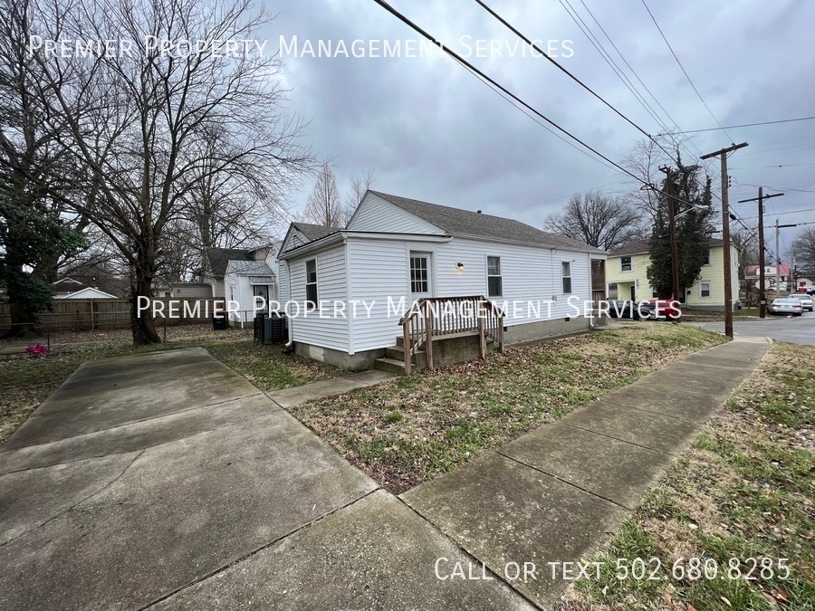 Photo - 4325 Lonsdale Ave-