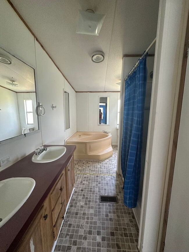 Photo - 4 Bed/2 Bath Mobile Home-UNDER RENOVATIONS