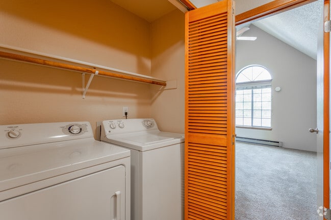 2BR, 2BA - 984 SF