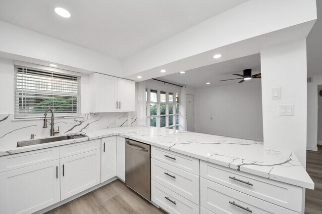 Photo - 5542 Holly St Unidad 205