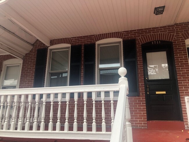 Building Photo - Fabulous 3 bedroom within walking distance to the Brandywine zoo!