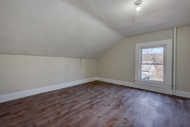 Photo - 691-693 Wyoming Avenue Unidad 3 Upper Right