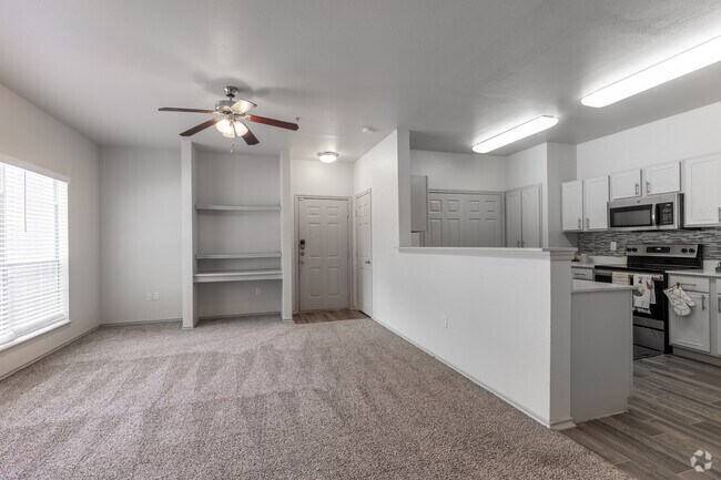 1BR, 1BA - 790SF - A2 - Living Room