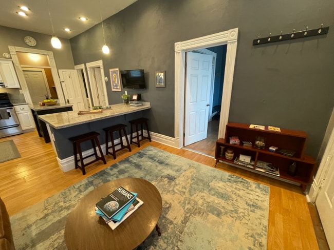 Photo - 832 Caledonia St