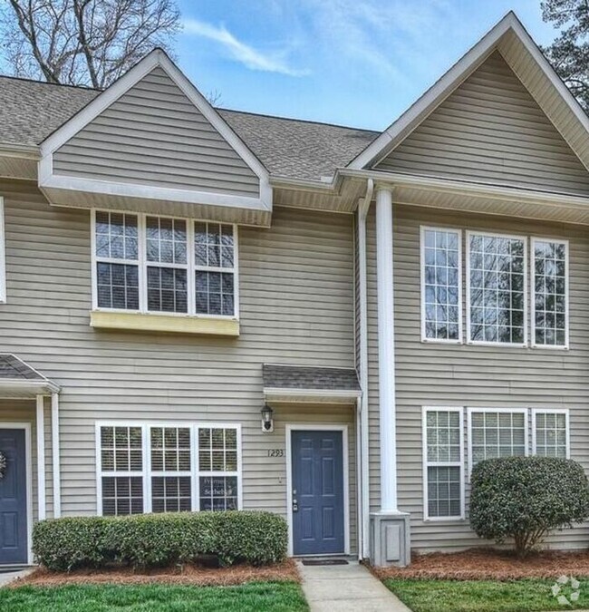 Building Photo - Renovated 2BD/2.5BA Townhome in Charlotte!