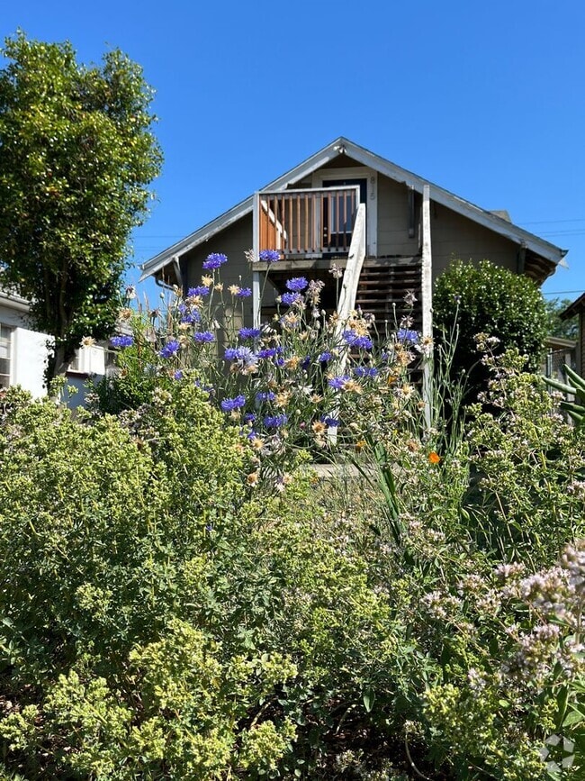 Building Photo - Charming 2nd Level Killingsworth Ct Retreat! Unit 815 Rental