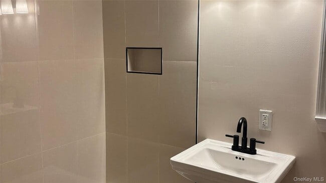 Photo - 2090 Beech St