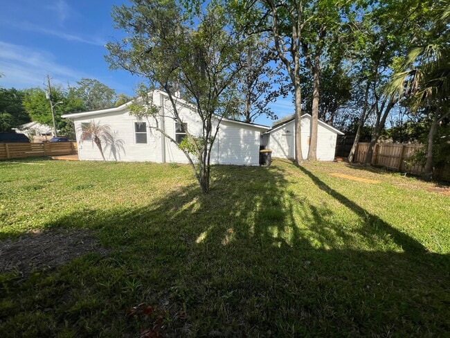 Photo - 4833 College St