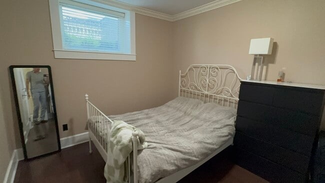 17 42nd Av W Unit 2 Bedroom Oakridge Basement Suite