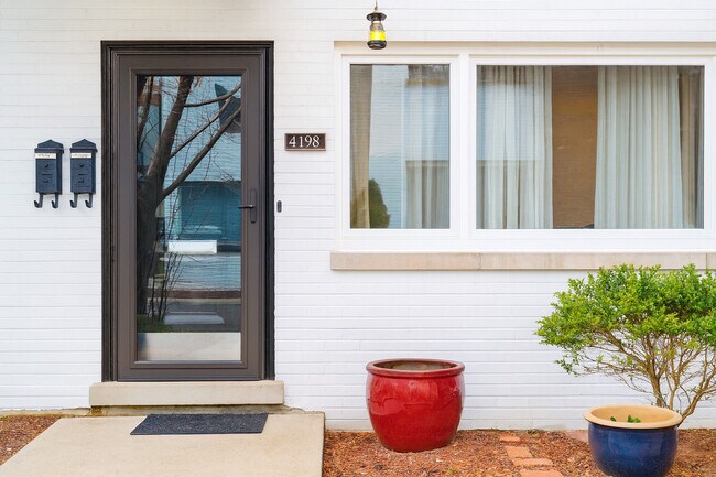 Photo - 419 W Briar Pl