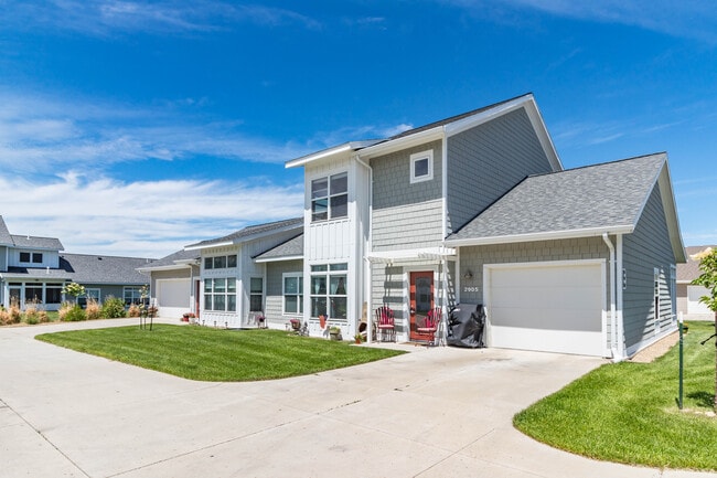 Lakewood Townhomes - Lakewood Townhomes