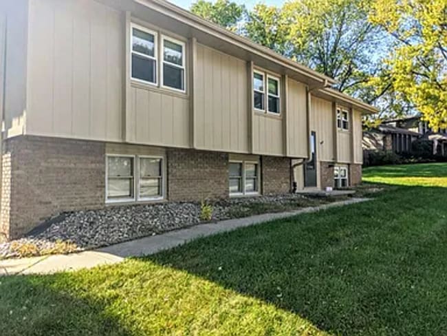 Photo - 332 N 154th St