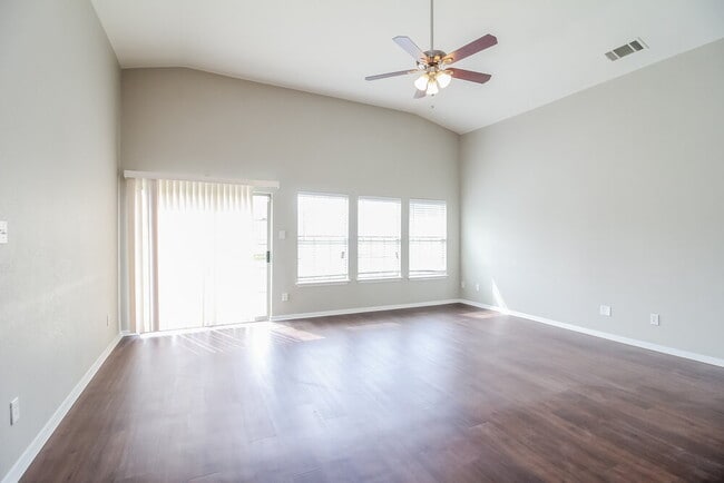 Photo - 926 Hannah Way