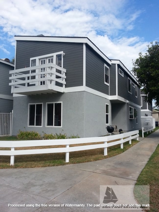 Building Photo - 502 12th St Unit Front