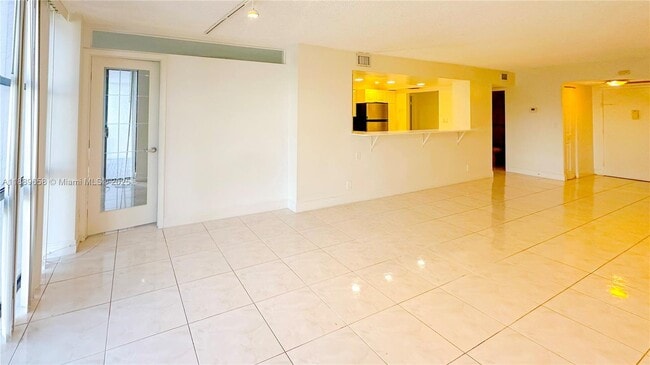 Photo - 800 Parkview Dr Unit 323