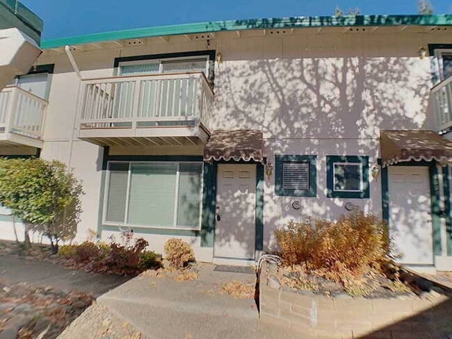 Building Photo - Darling 2 bed, 1.5 bath condo near Lyons Park and downtown Placerville!