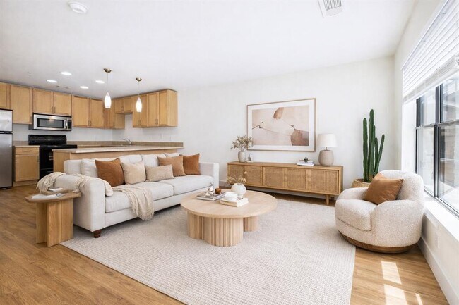 Building Photo - 711 W 32nd St Unit 120