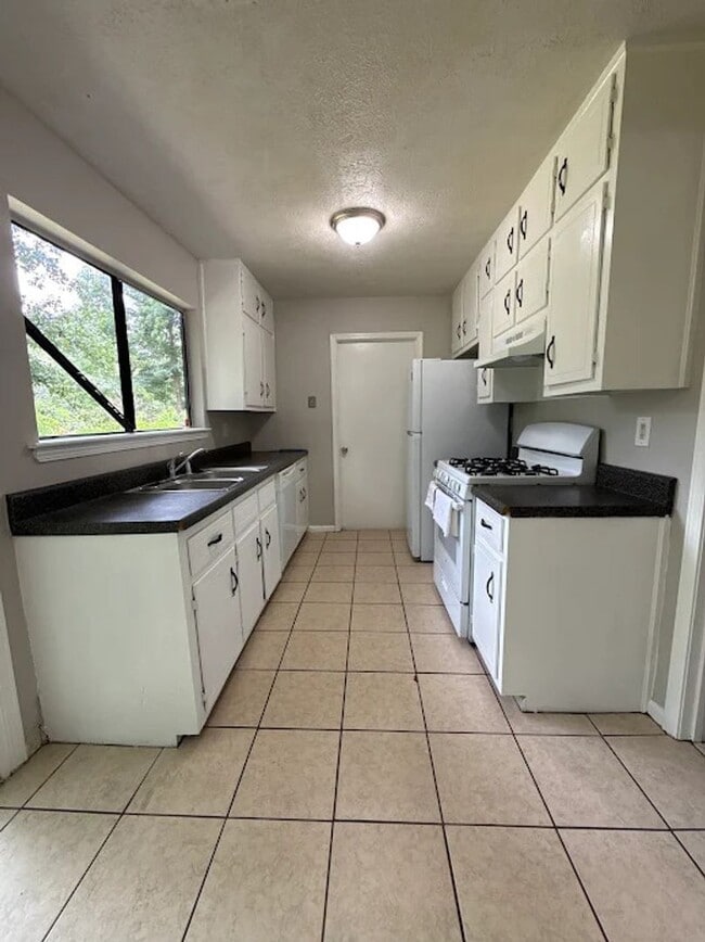 Photo - 3 Bed 2.5 bath in Stone Mountain!