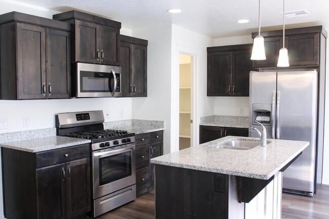 Building Photo - Spacious 4-Bed with 2.5 Baths in St George