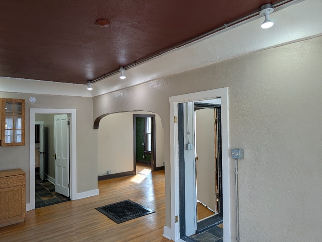 Photo - 709 E Lewis St