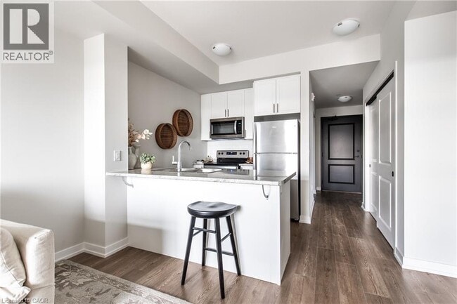 Photo - 870 Queenston Rd Unit 504