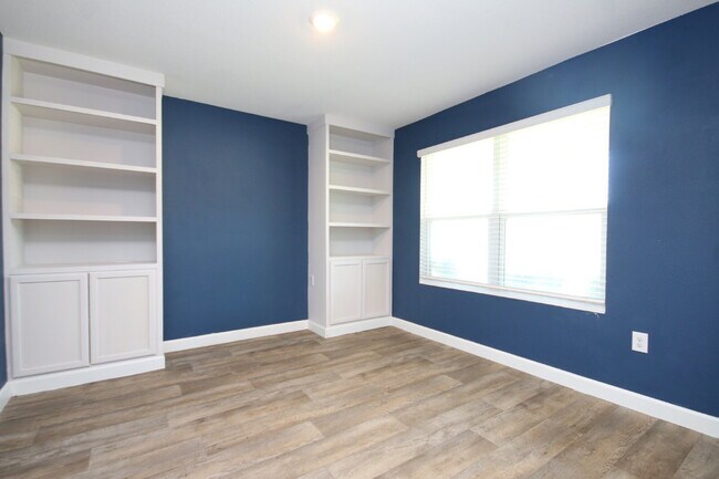 Photo - Spacious 5-Bedroom Home Near NAS with Move...