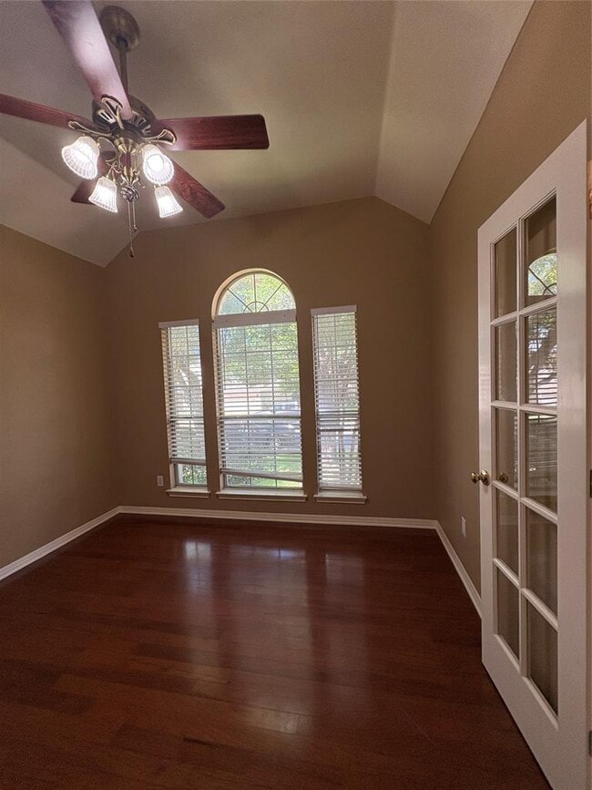 Photo - 207 Kettleman Ln N