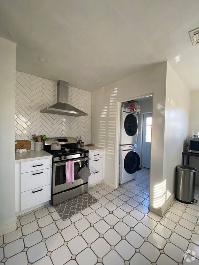 Building Photo - Gorgeous 3 bedroom 1 bath in Historic Coro... Rental