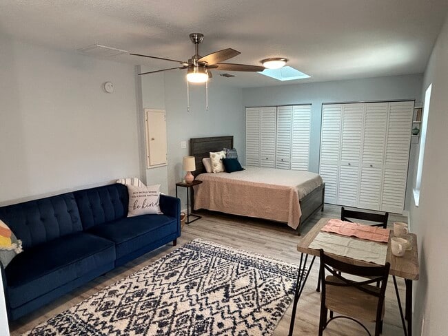 Photo - 3219 Roscoe Ave Unidad Charming Studio