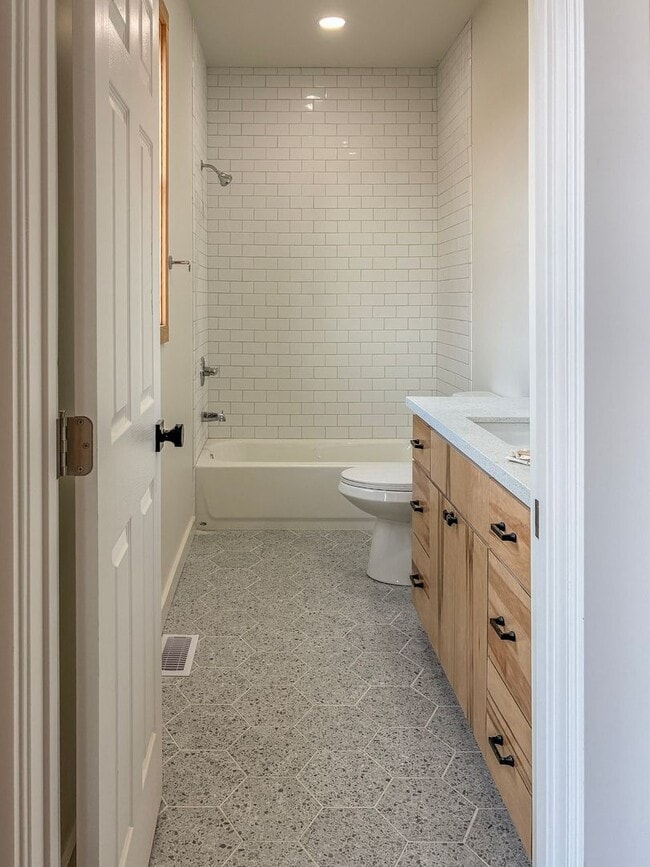 Photo - *** 3 Bedroom New Build In SE ! ONE MONTH FREE !!!!