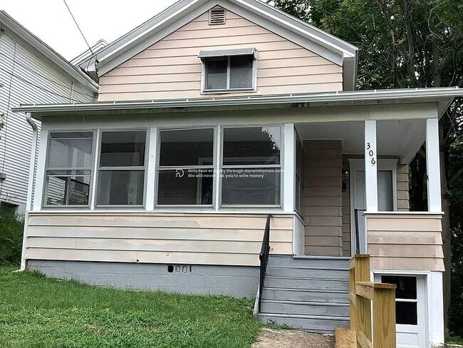 Building Photo - 306 Schuyler St