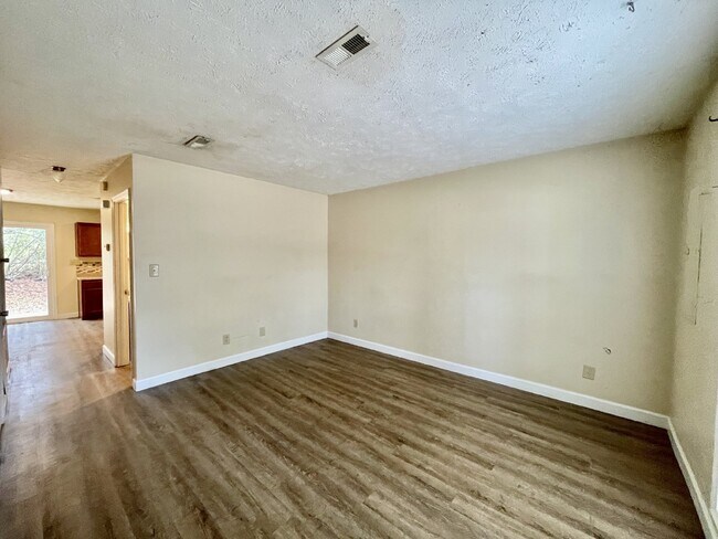 Photo - 2 bedroom, 1.5 bathroom townhome in Creeks Edge. Accepts Section 8.