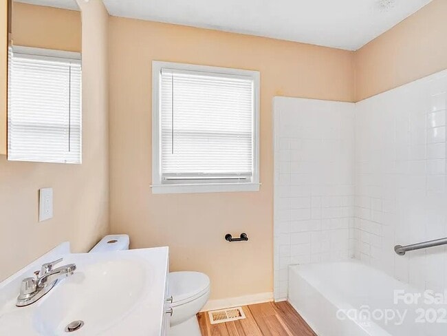 Photo - 712 Stevens St
