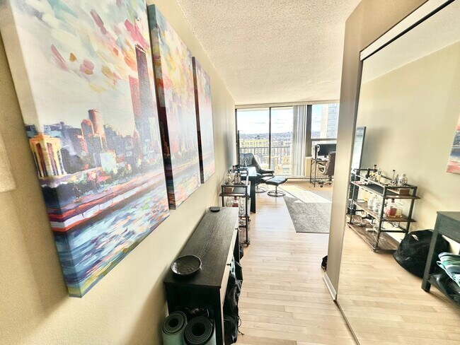 Photo - 2740 N Pine Grove Ave Unidad 12F