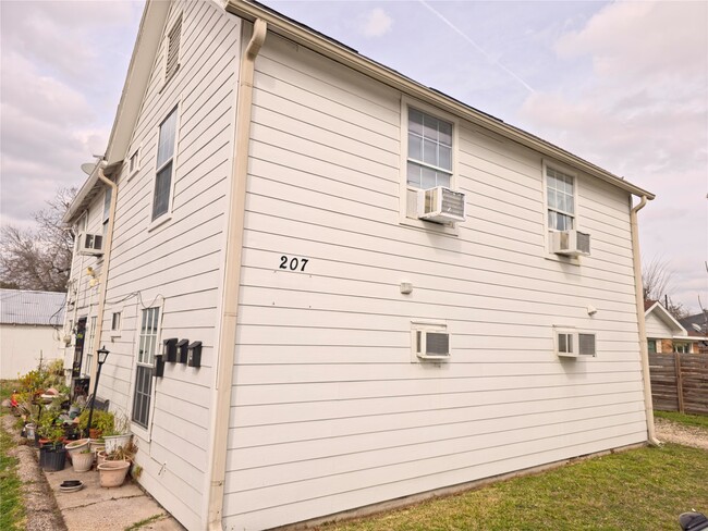 Building Photo - 207 Moody St Unit 4