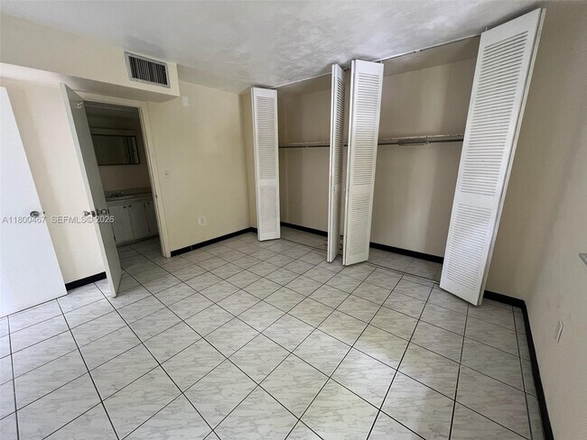 7125 Dickens Ave Unit 4