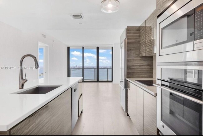 Building Photo - 460 NE 28th St Unit 3907