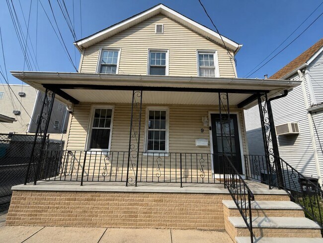 Building Photo - 9 Silver St