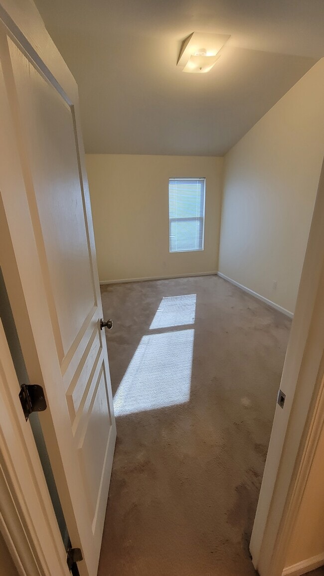 Building Photo - 6824 Creft Circle Unit Spacious 4BR Lake Park Townhome with Garage