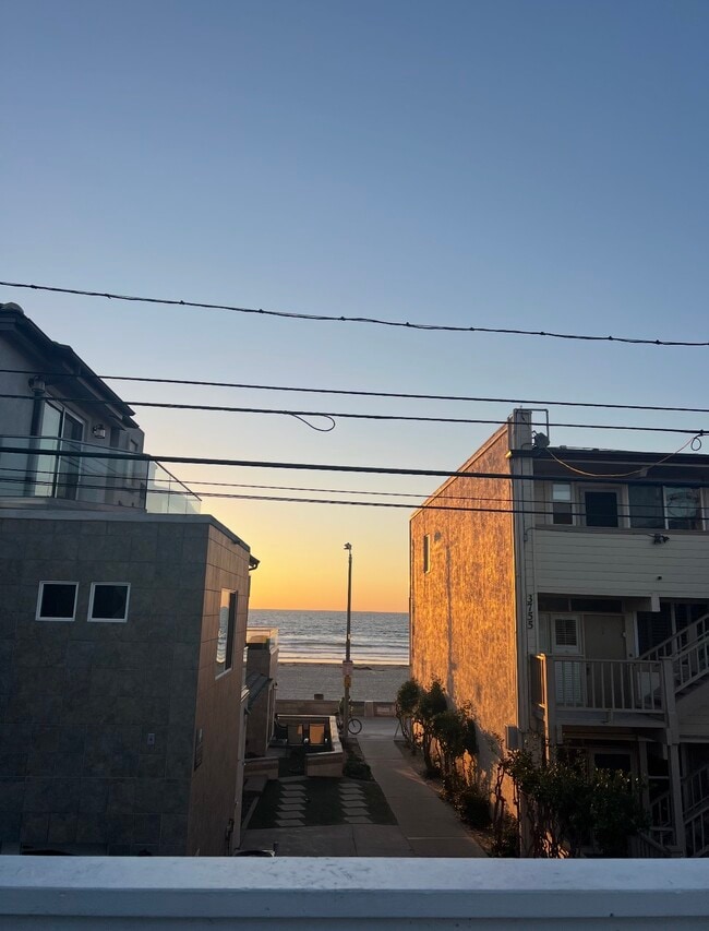 Photo - 3747 Strandway