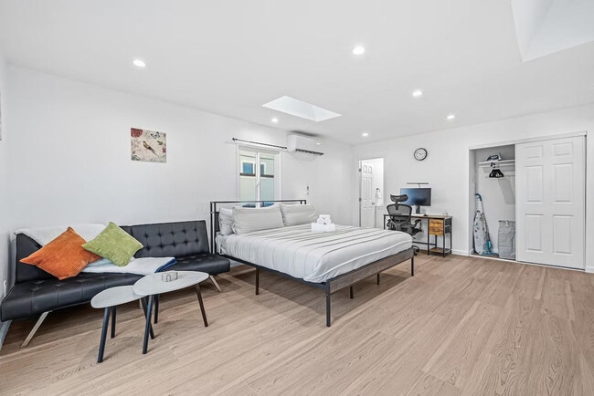 Building Photo - 542 Columbia Ave Unit ID1460105P