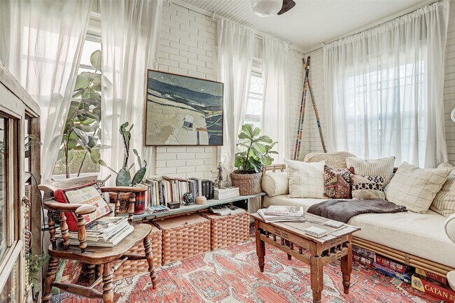 Photo - 2112 Banks St