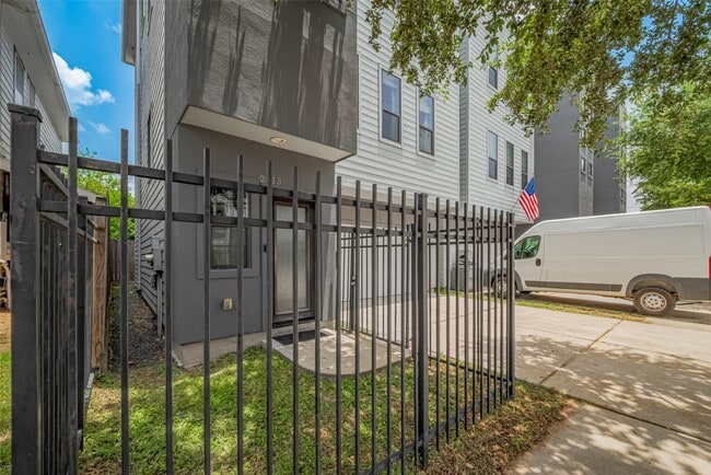 Photo - 2115 Hadley St