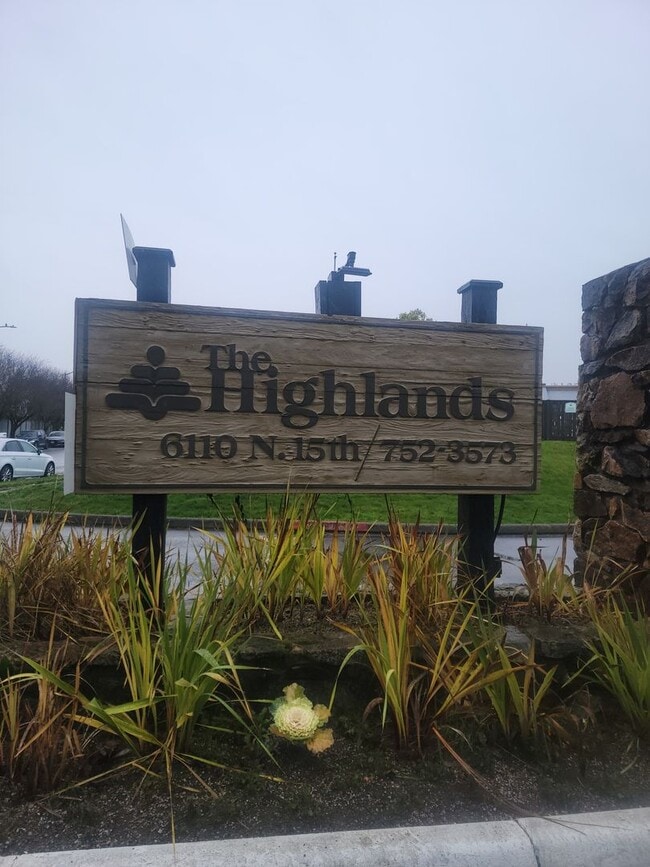 Building Photo - 2 Bedroom, North Tacoma, $1595 + $100 w/s/g = $1695.00, upper floor apartment